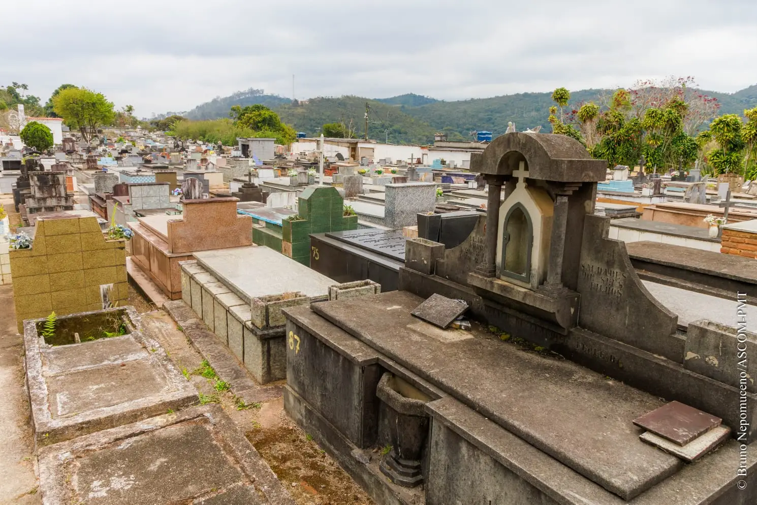 Dia de Finados Cemitérios municipais estão preparados para visitação